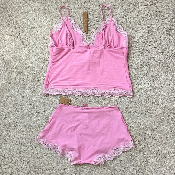 NWT SKIMS FITS EVERYBODY LACE TRIANGLE CAMI AND BOY SHORT SET IN BUBBLEGUM TONAL - Picture 3 of 5